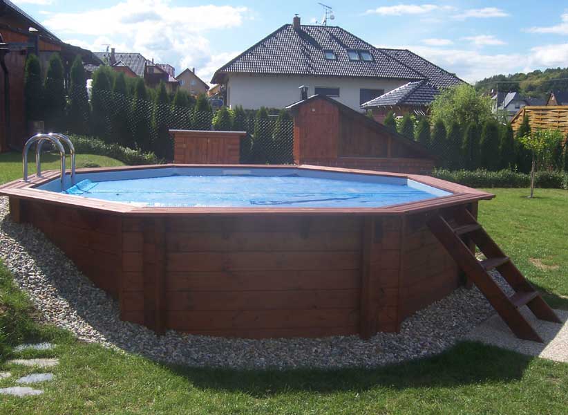 dřevěný bazén částečně zapuštěný